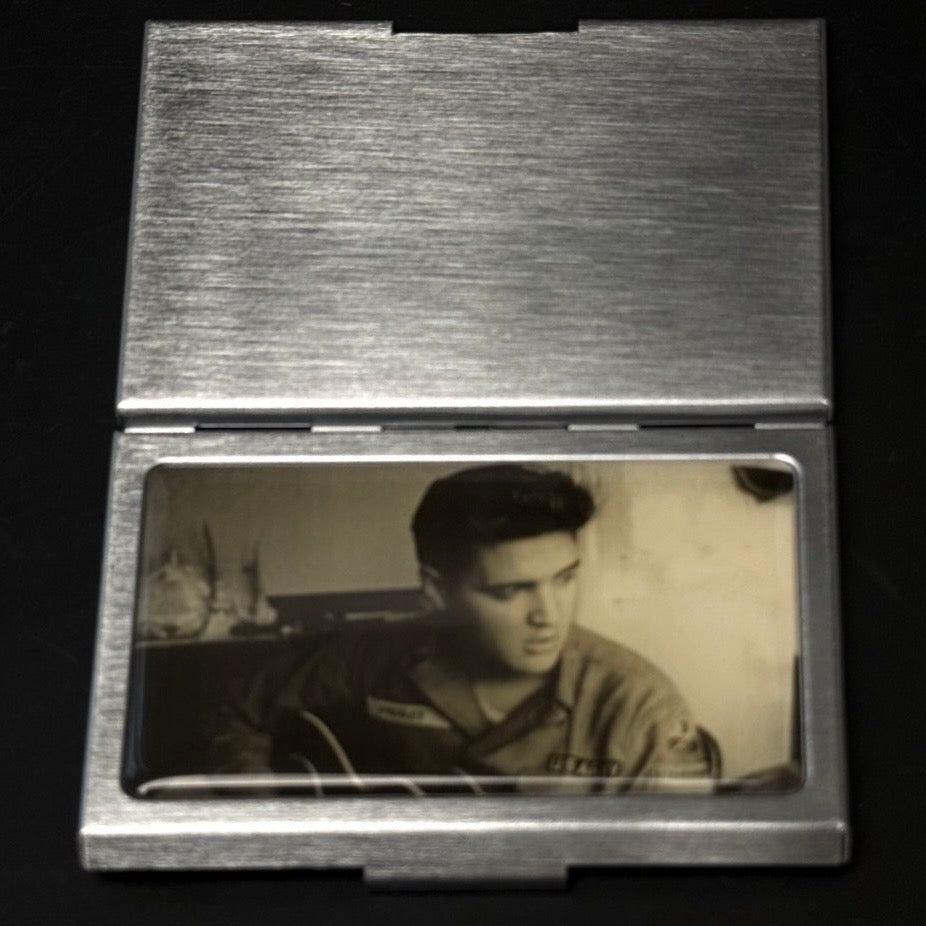 Vintage Elvis Presley visitkortholder i metal med retro foto