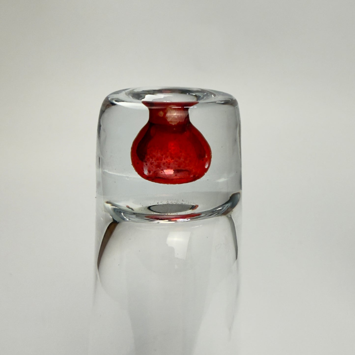 Vintage shot/snapseglas i klart kunstglas med rød indkapslet glaskugle