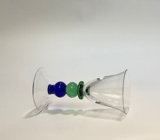 Vinglas med dekorativ stilk og grønne og blå glaskugler – midcentury design