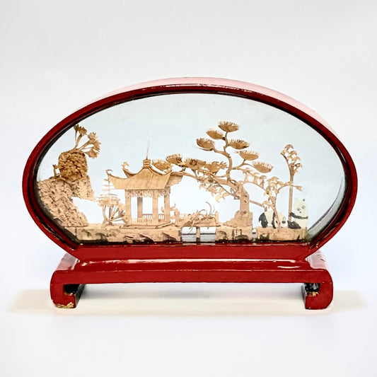 Kinesisk korkudskæring med landskab, pagode og panda udskæring i glasmontre