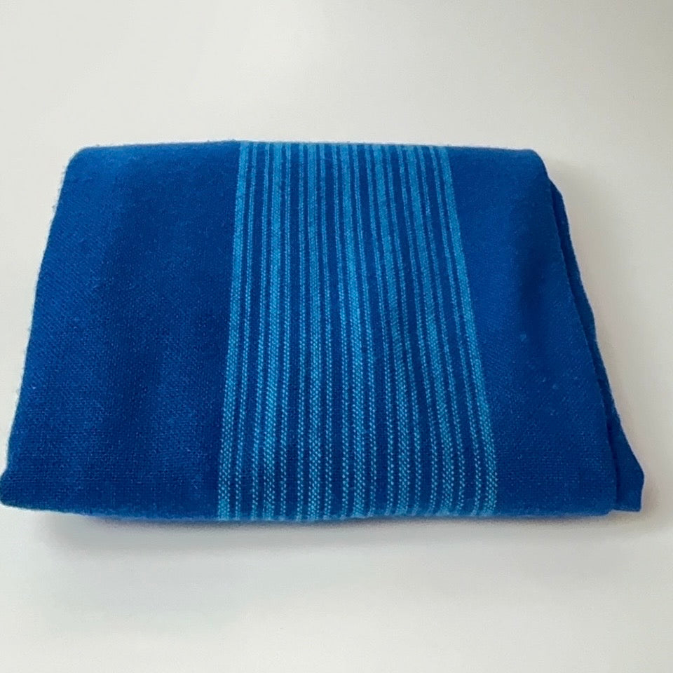 Retro blå dug med stribet midterfelt 95 × 130 cm