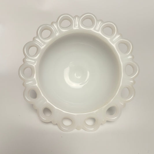 Glasskål i opalglas med blondekant og med opsats, fra 1950-1970’erne