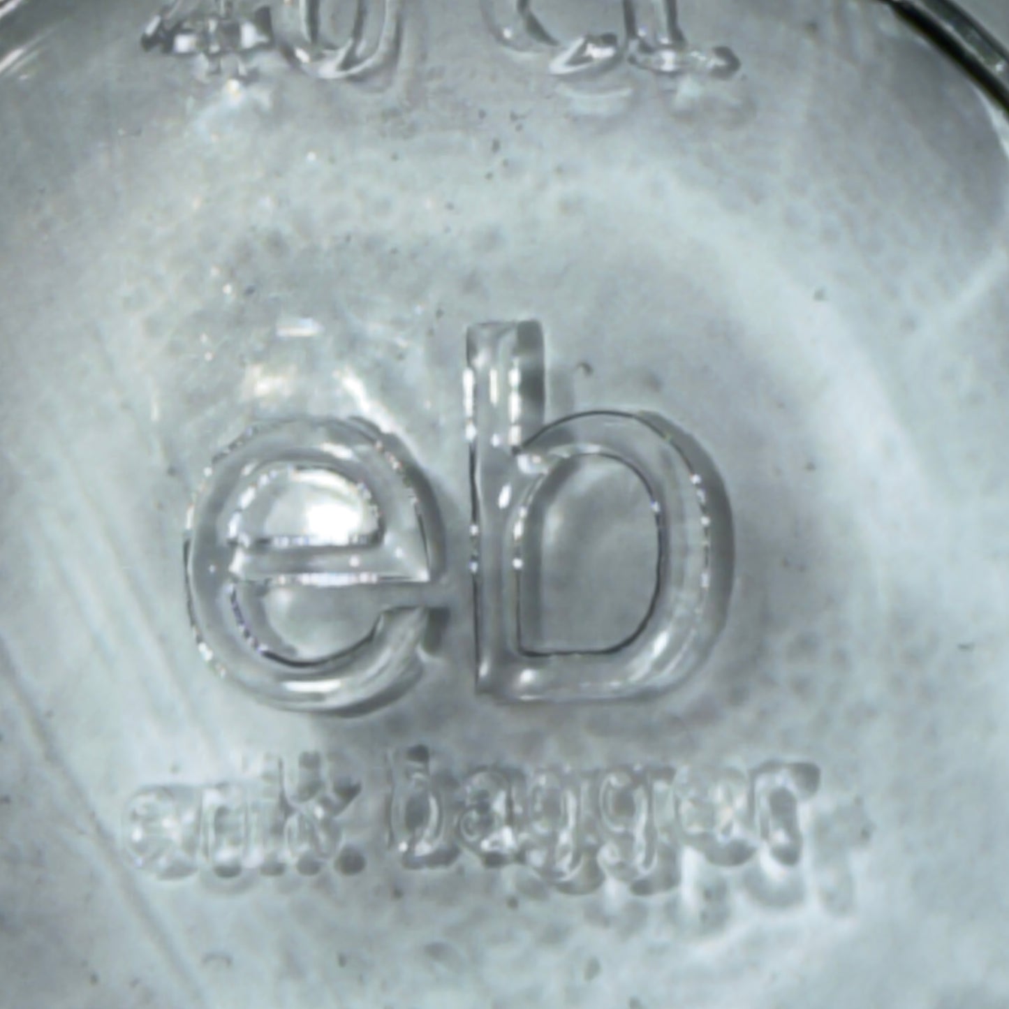 Erik Bagger ølkrus i solidt presset glas med hexagonmønster - 40 cl