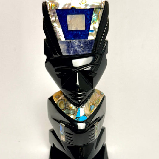 Mexicansk figur udskåret i sort obsidian med bl.a. perlemors indlæg