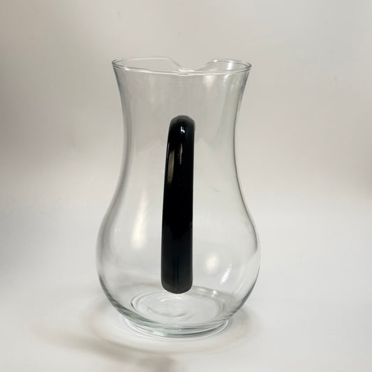 Mundblæst elegant vintage kande i klart glas med sort glashank - 80’erne