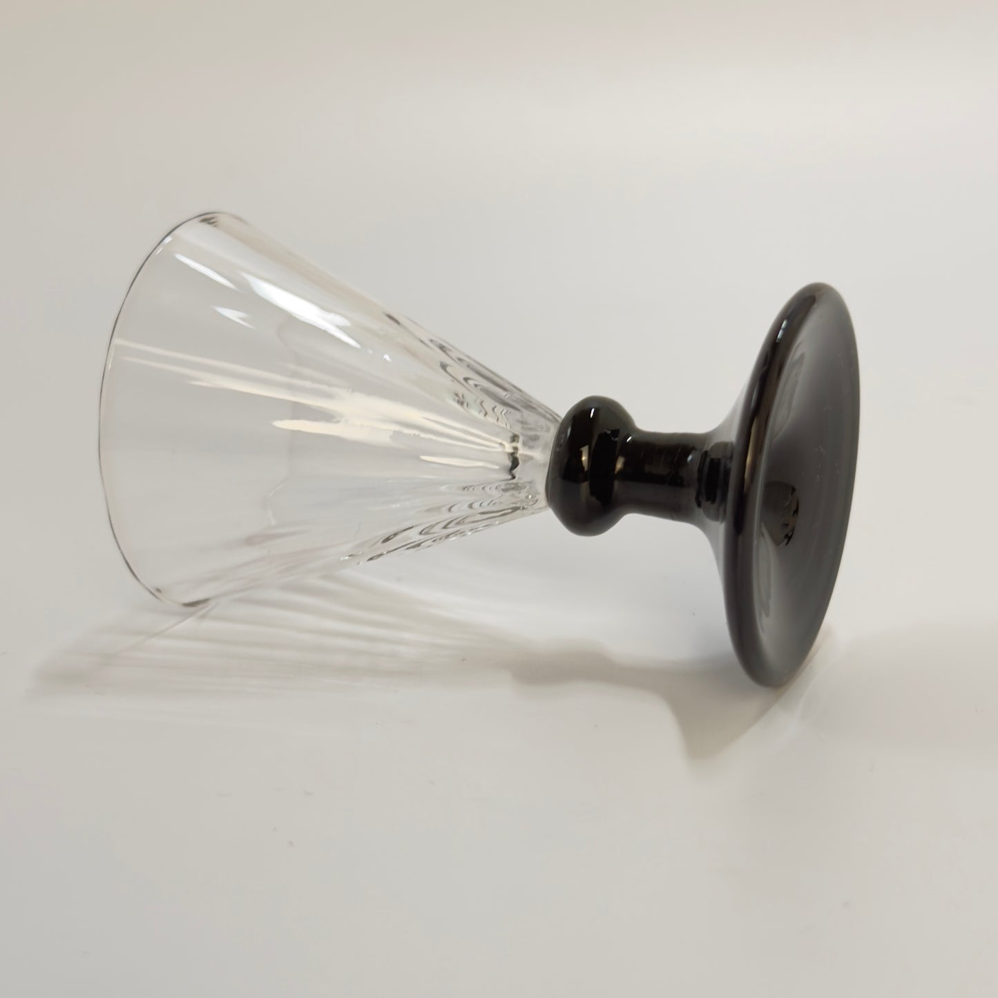 Holmegaards Klintholm med optiske striber og sort stilk og fod, snapseglas