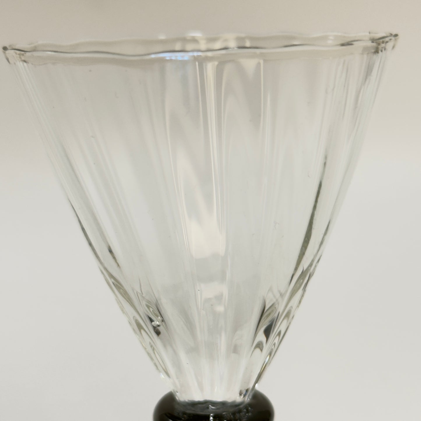 Holmegaards Klintholm med optiske striber og sort stilk og fod, hedvinsglas