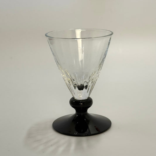 Holmegaards Klintholm med optiske striber og sort stilk og fod, portvinsglas