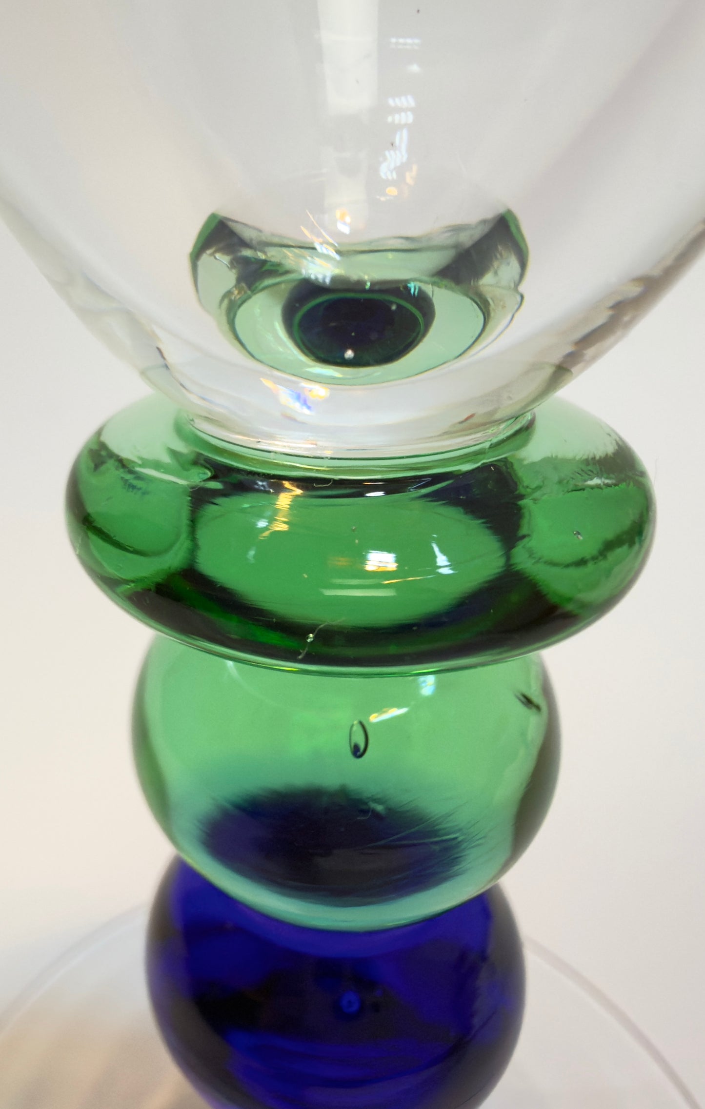 Vinglas med dekorativ stilk og grønne og blå glaskugler – midcentury design