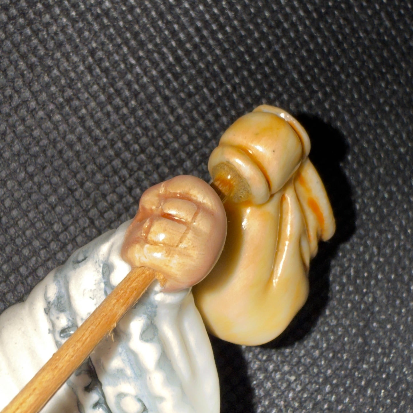 Italiensk håndmalet keramikfigur – alterdreng med kollektpose, Capodimonte-inspireret