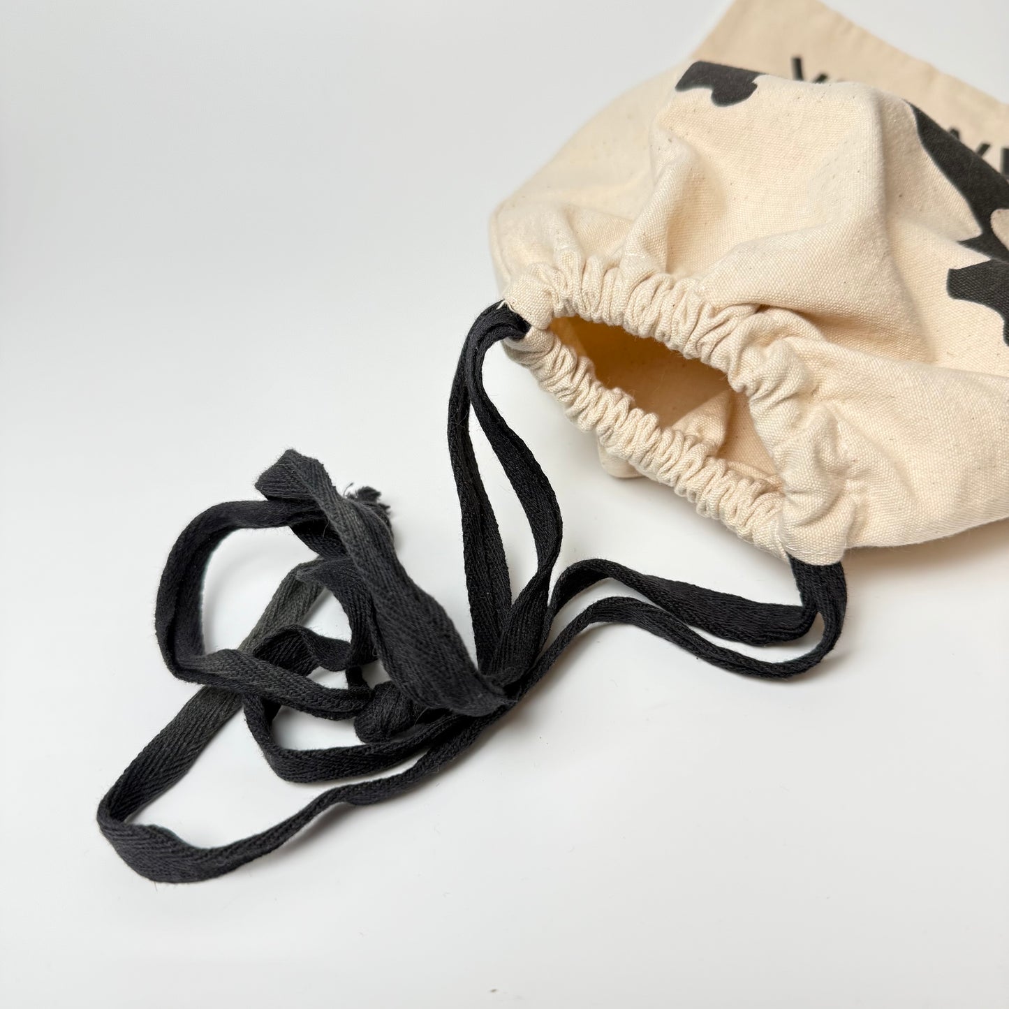 Original Urban Elk stofpose i kraftig naturfarvet bomuld med sort snørelukning og Urban Elk-logo på forsiden.
Velegnet som opbevaringspose til sko, accessories eller mindre tasker til voksne og børn.
Mål:
• Ca. 33 × 24 cm
Stand:
Pæn brugt stand med lette brugsspor og enkelte folder efter opbevaring. Se billederne, da de er en del af beskrivelsen.