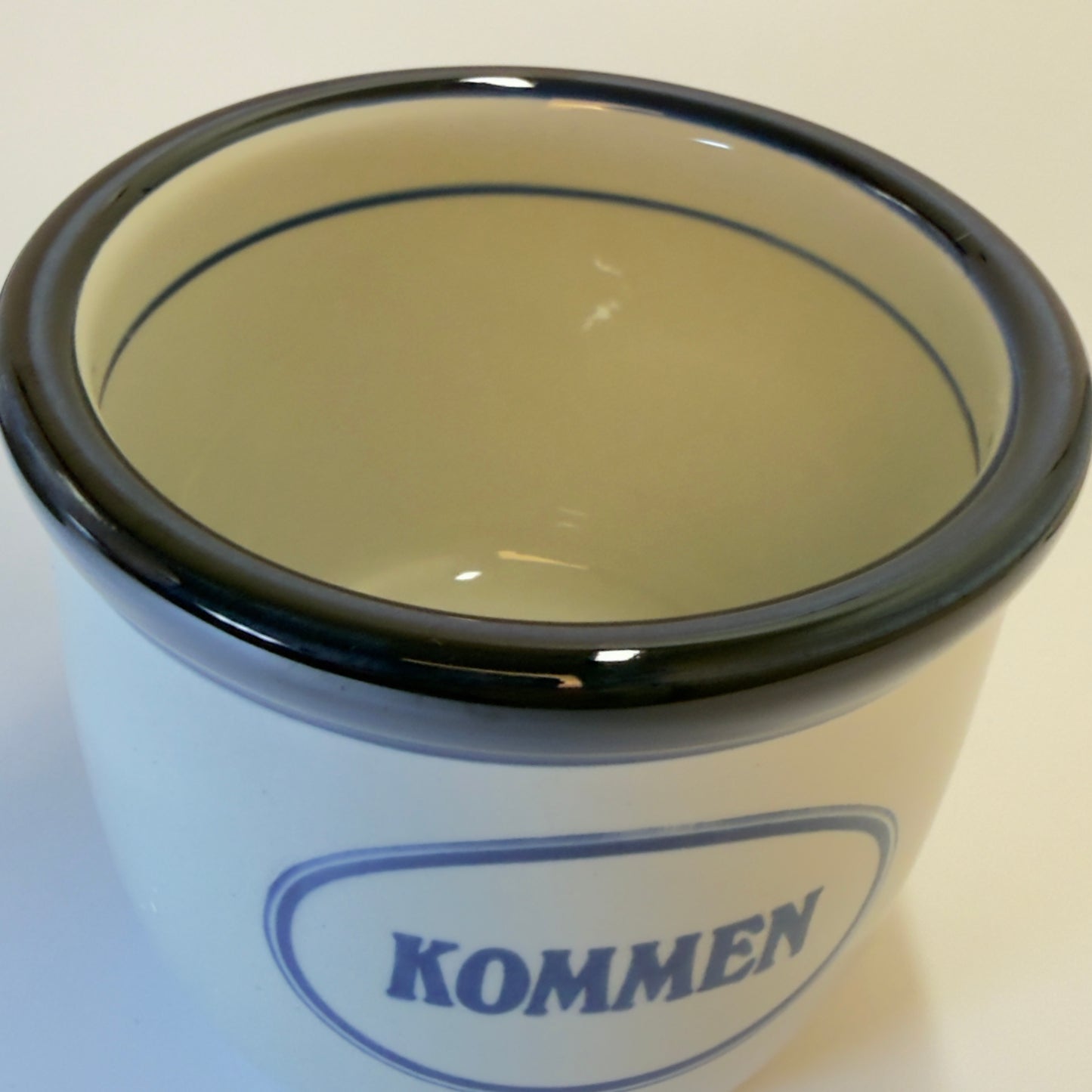 Knabstrup krydderikrukke med låg, hvid og blå glasur - til “Kommen”