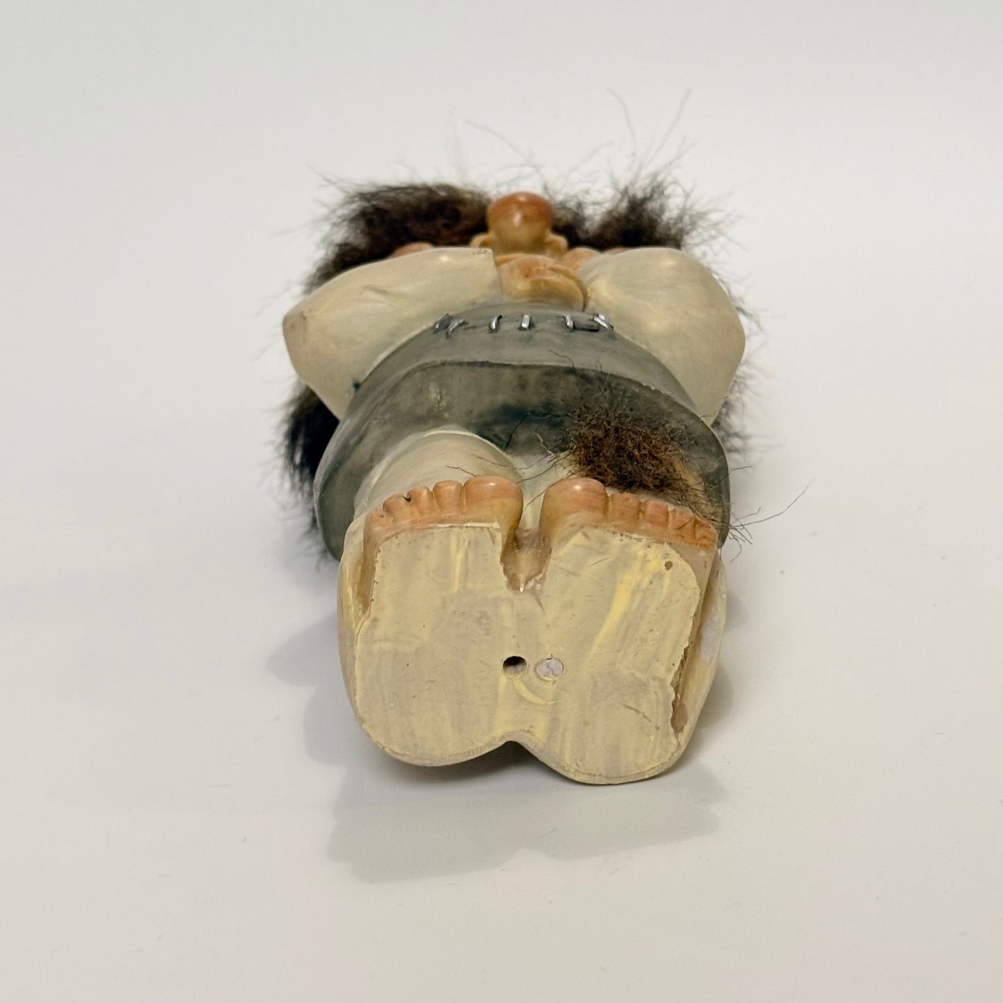 Vintage troldefigur i porcelæn med naturhår – ca. 13 cm