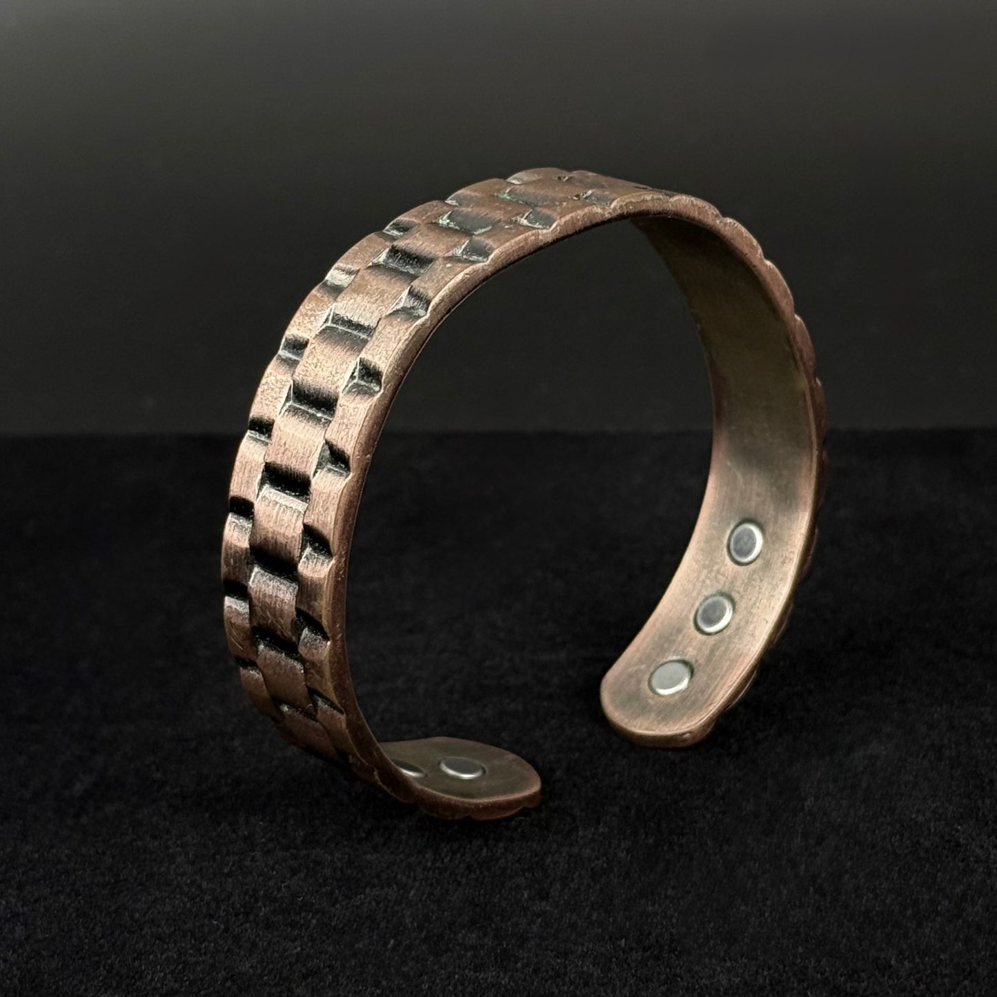 Kobber armbånd med magneter og præget mønster