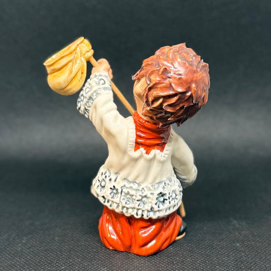 Italiensk håndmalet keramikfigur – alterdreng med kollektpose, Capodimonte-inspireret