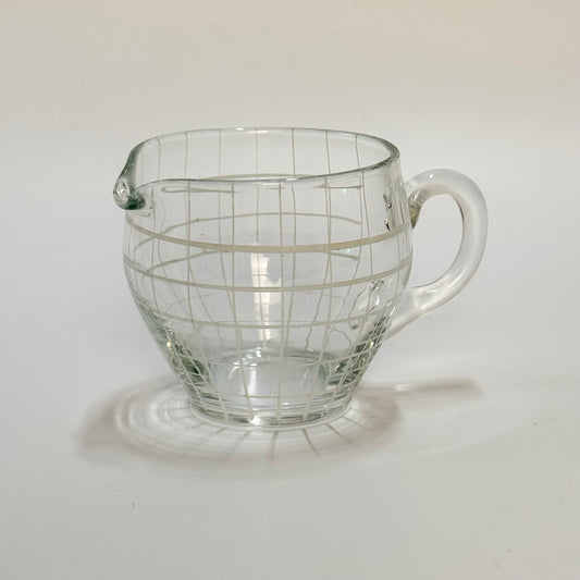 Vintage flødekande i klart glas med hvidt gittermønster – mid century design