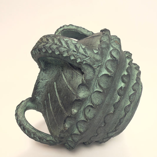 Keramisk krukke i terracotta i kobbergrøn glasur med krafttig relief,