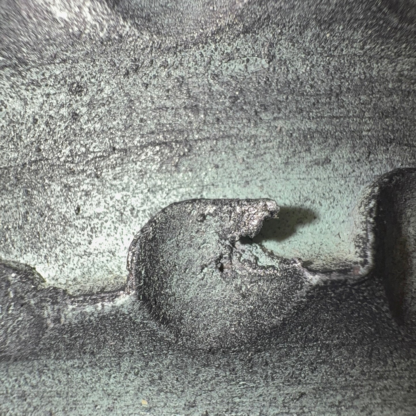 Vintage, nok spansk keramik med kraftigt relief og kobbergrøn glasur