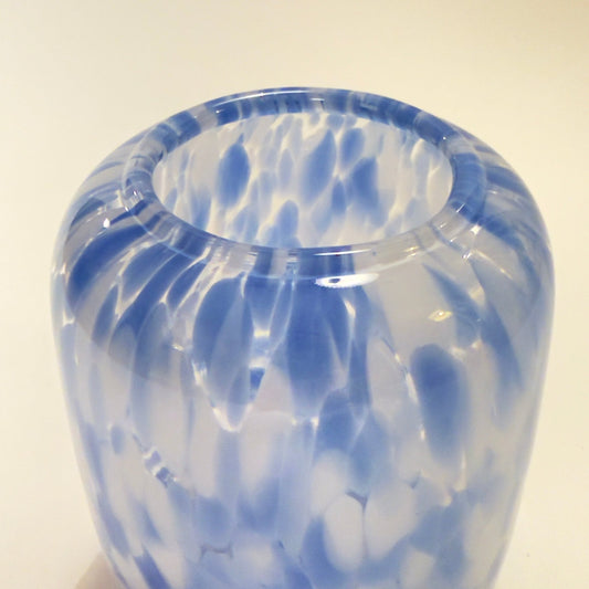 Blå og hvid mundblæst glasvase – moderne kunstglas - Frøken Lilly