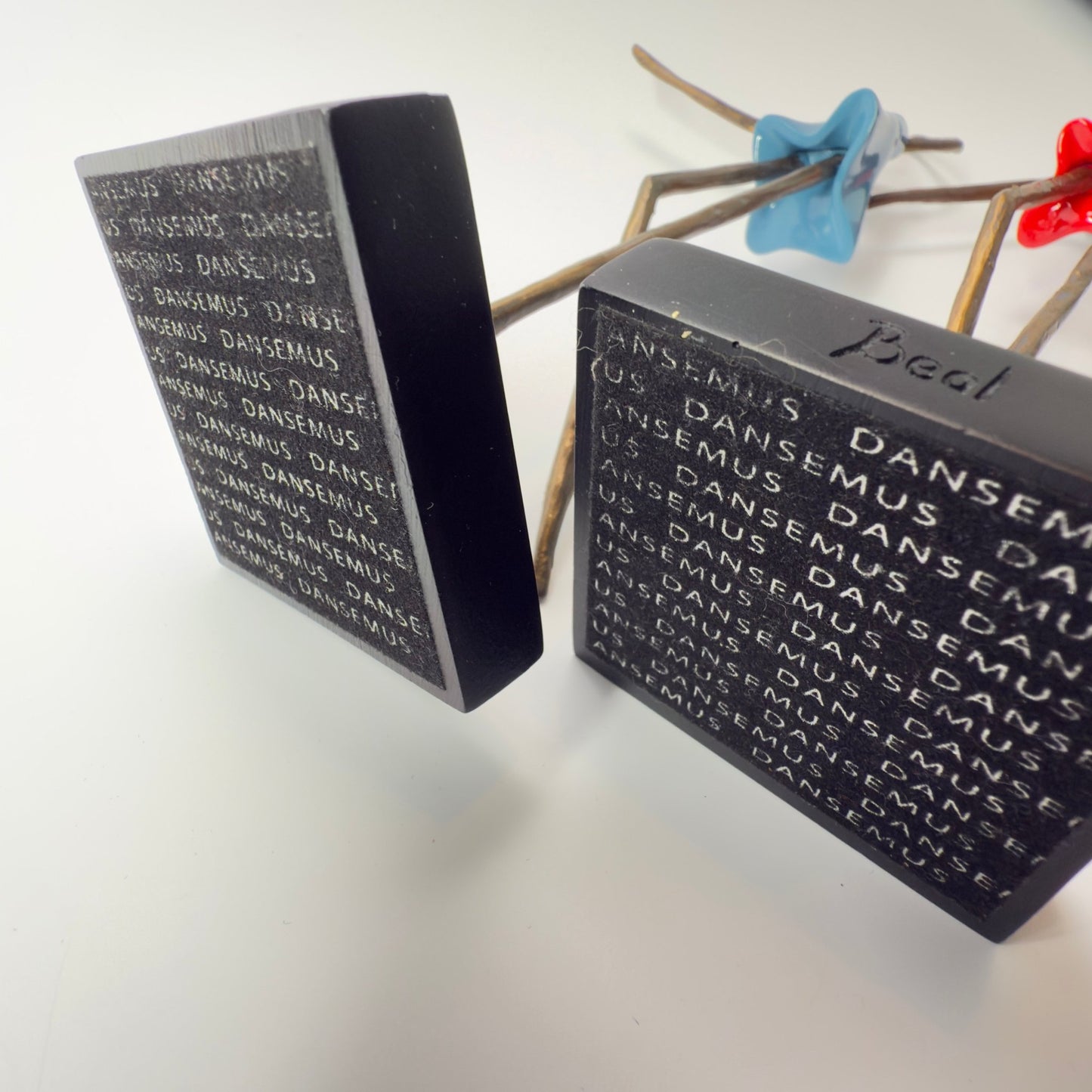 Dansemus – Beal figur i kobber og farvet resin - Frøken Lilly