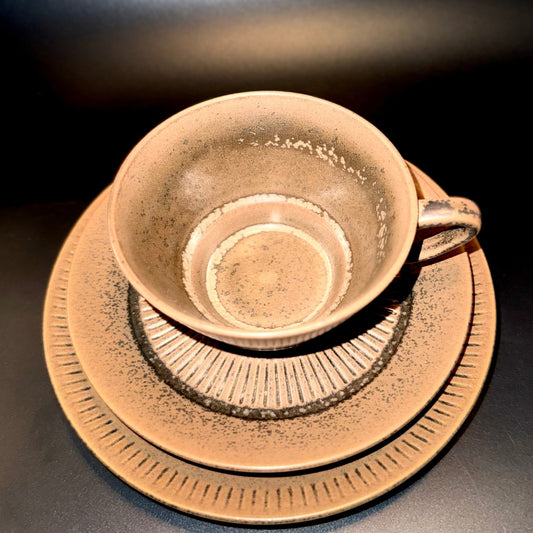 Knabstrup Nødebo i brun, kaffekop med underkop og kagetallerken – dansk stentøj designet af Johannes Hansen 1966–1972 - Frøken Lilly