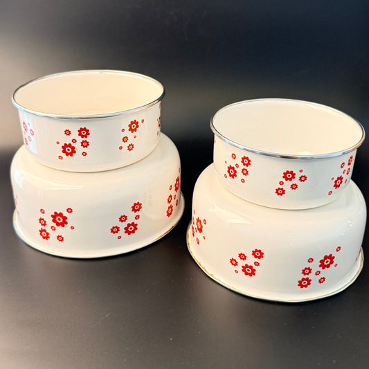 Retro emaljeskåle i hvid med rød blomst – sæt med 4 - Frøken Lilly