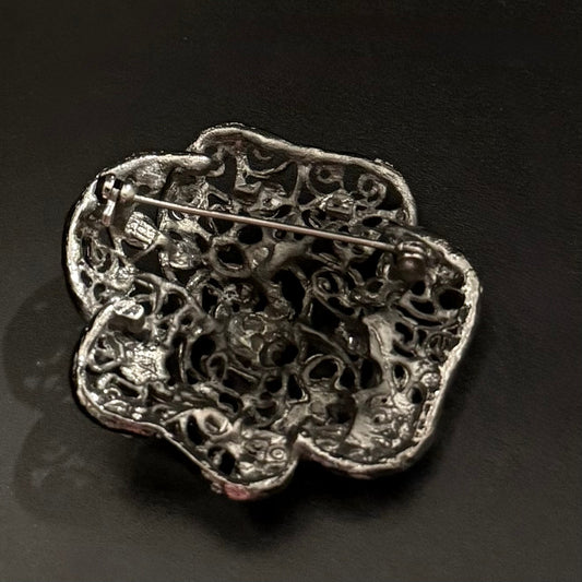 Vintage blomsterbroche i sort metal med rhinsten – filigran design - Frøken Lilly
