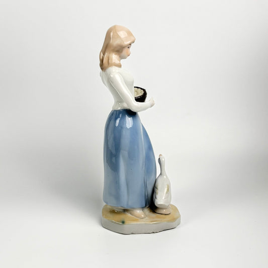 Vintage porcelænsfigur – kvinde med gås og kurv – 24 cm - Frøken Lilly