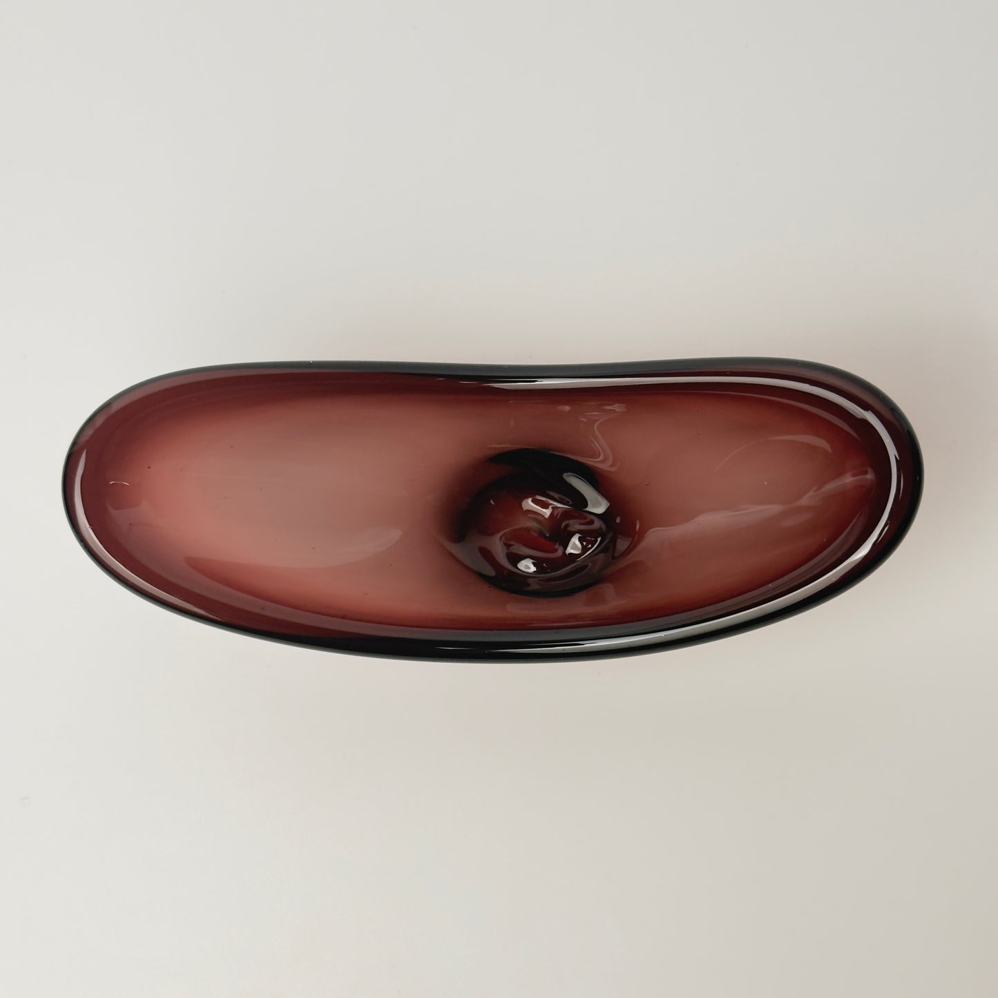 Glasskål i auberginefarvet glas – freeform 1960-70'erne, muligvis Flygsfors