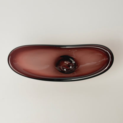 Glasskål i auberginefarvet glas – freeform 1960-70'erne, muligvis Flygsfors