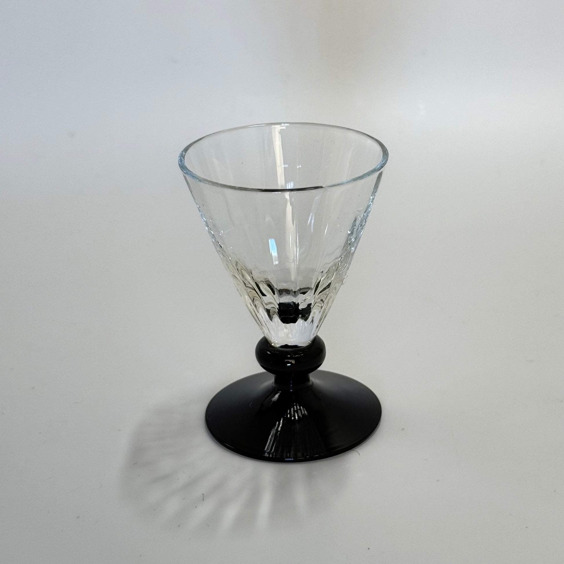 Holmegaards Klintholm med optiske striber og sort stilk og fod, portvinsglas