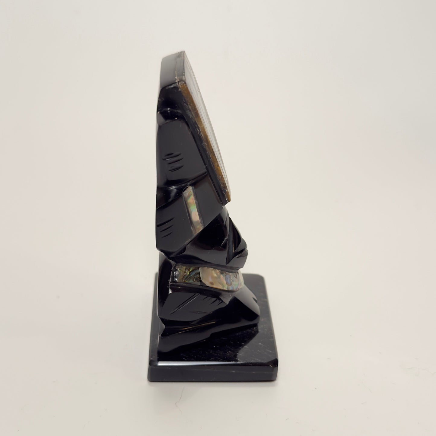 Håndskåret mexicansk figur i sort obsidian med perlemor