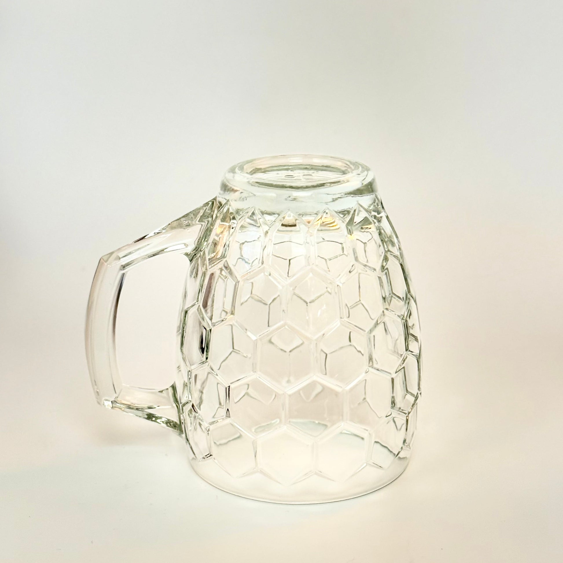 Erik Bagger ølkrus i solidt presset glas med hexagonmønster - 40 cl