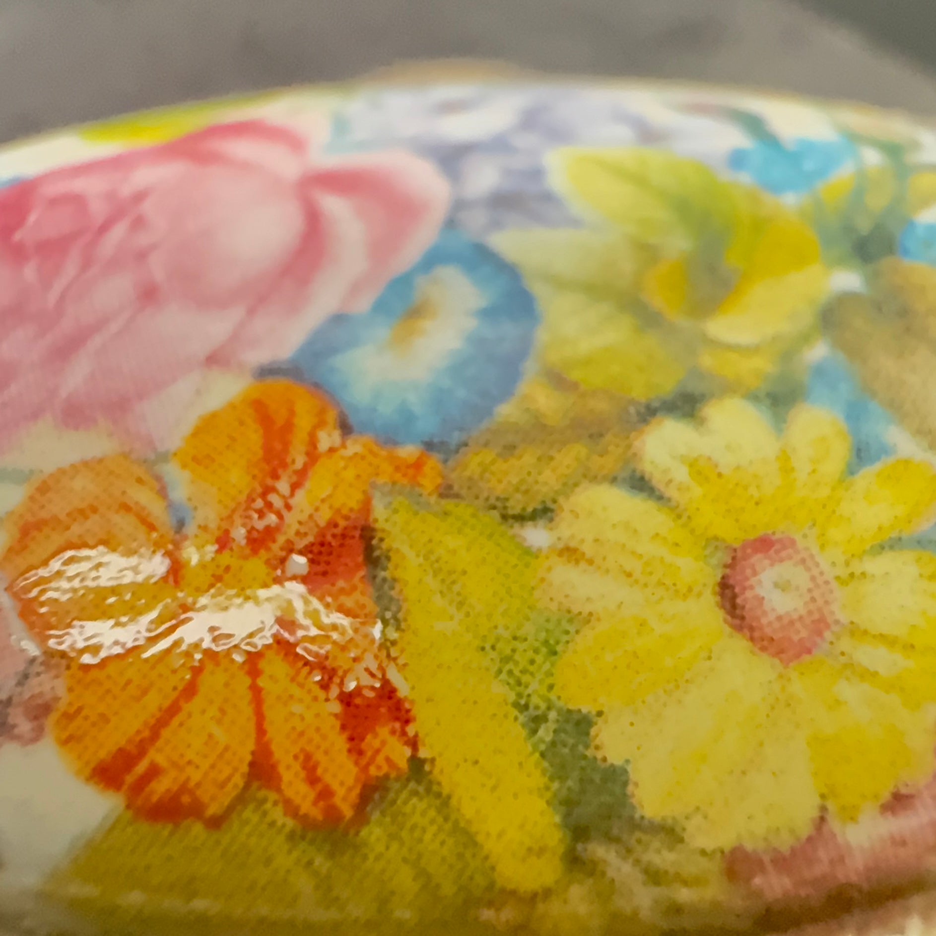 Vintage pilleæske/smykkeæske med porcelænslåg og blomster