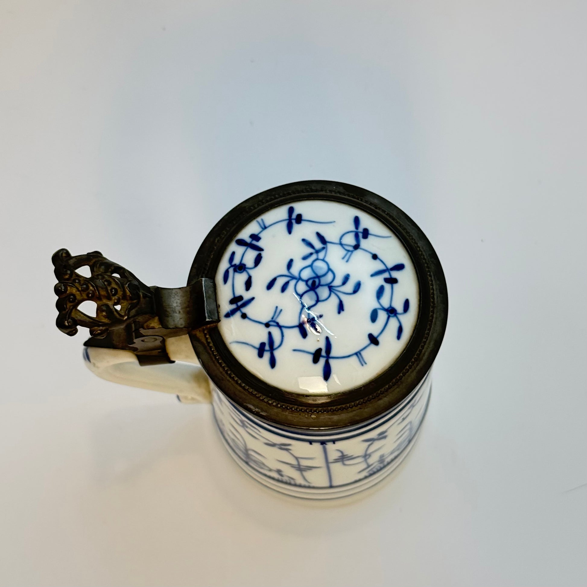 Lithophane ølkrus i porcelæn med tinlåg, 1930-40'erne
