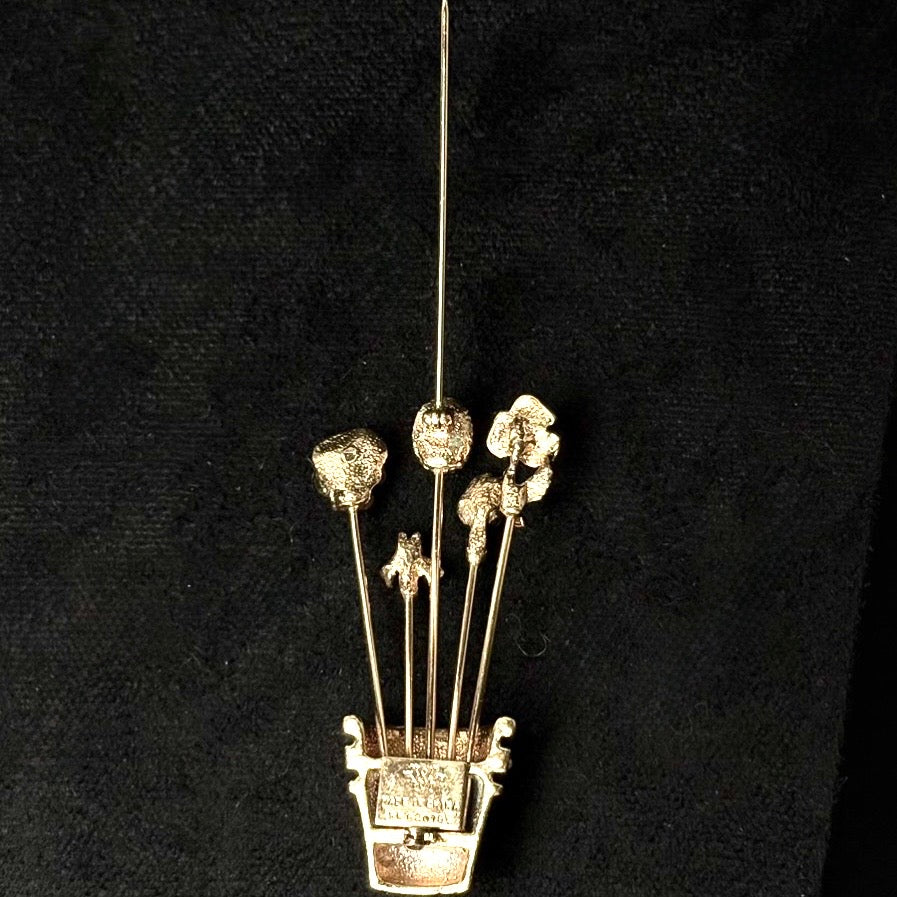 Vintage broche med fingerbøl og hattepinde – guldfarvet samlersmykke