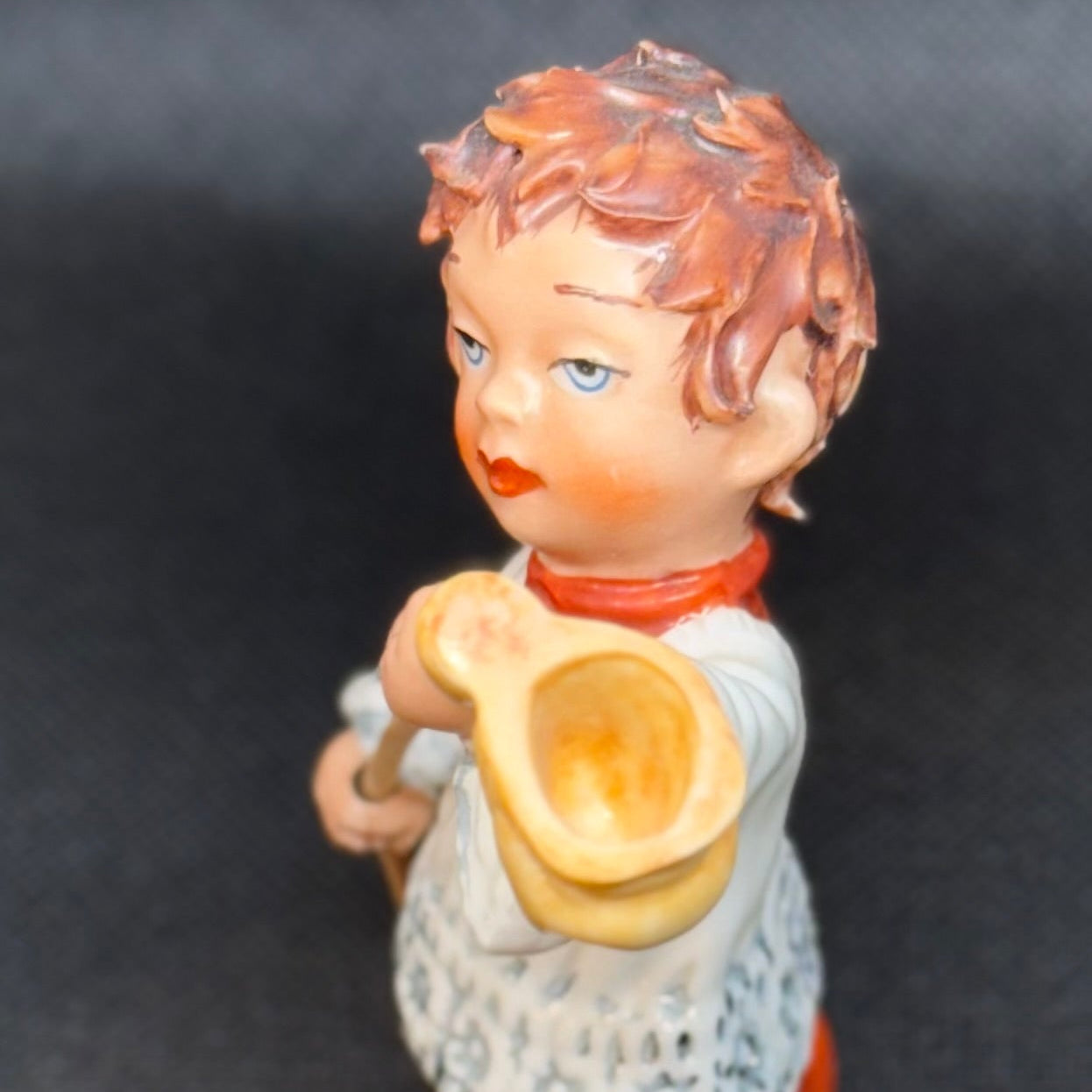 Italiensk håndmalet keramikfigur – alterdreng med kollektpose, Capodimonte-inspireret