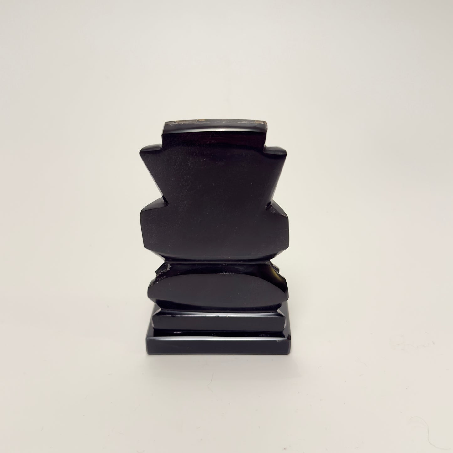 Håndskåret mexicansk figur i sort obsidian med perlemor