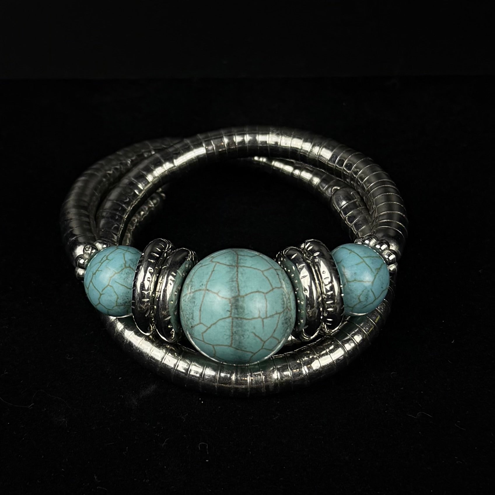Statement armbånd med turkisfarvede og sølvfarvede detaljer
