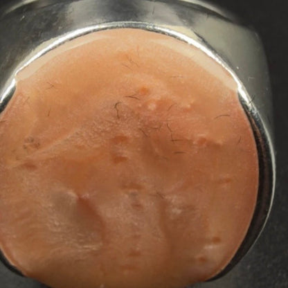 Vintage brutalistisk statementring i forsølvet metal med rosa resin
