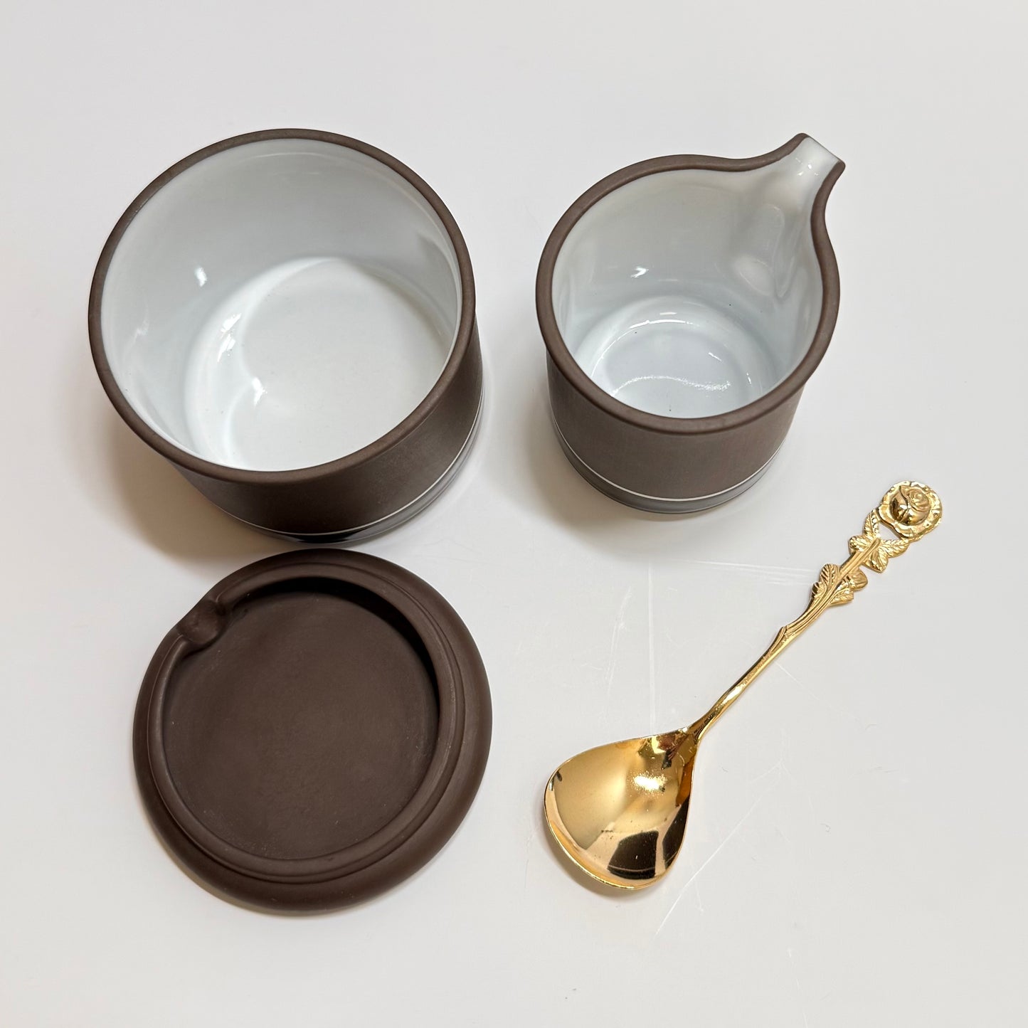 Sukkerskål og flødekandesæt fra Hornsea Pottery Contrast-serie, England, 1978