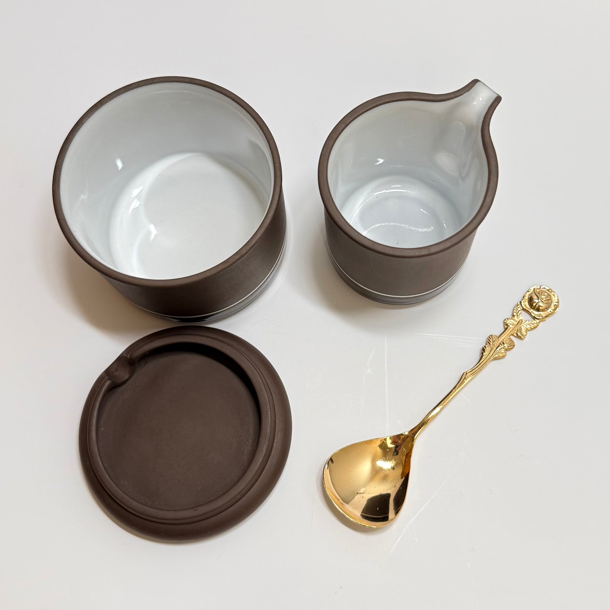 Sukkerskål og flødekandesæt fra Hornsea Pottery Contrast-serie, England, 1978