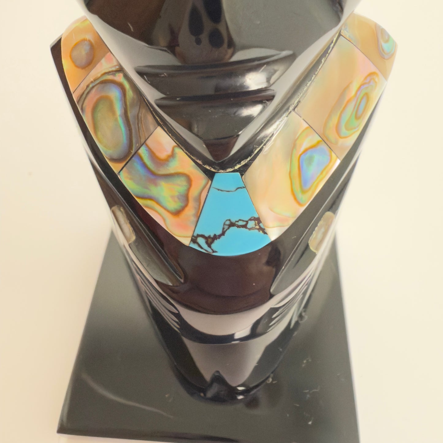 Mexicansk figur udskåret i sort obsidian med bl.a. perlemors indlæg 