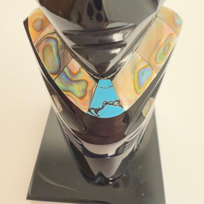 Mexicansk figur udskåret i sort obsidian med bl.a. perlemors indlæg 