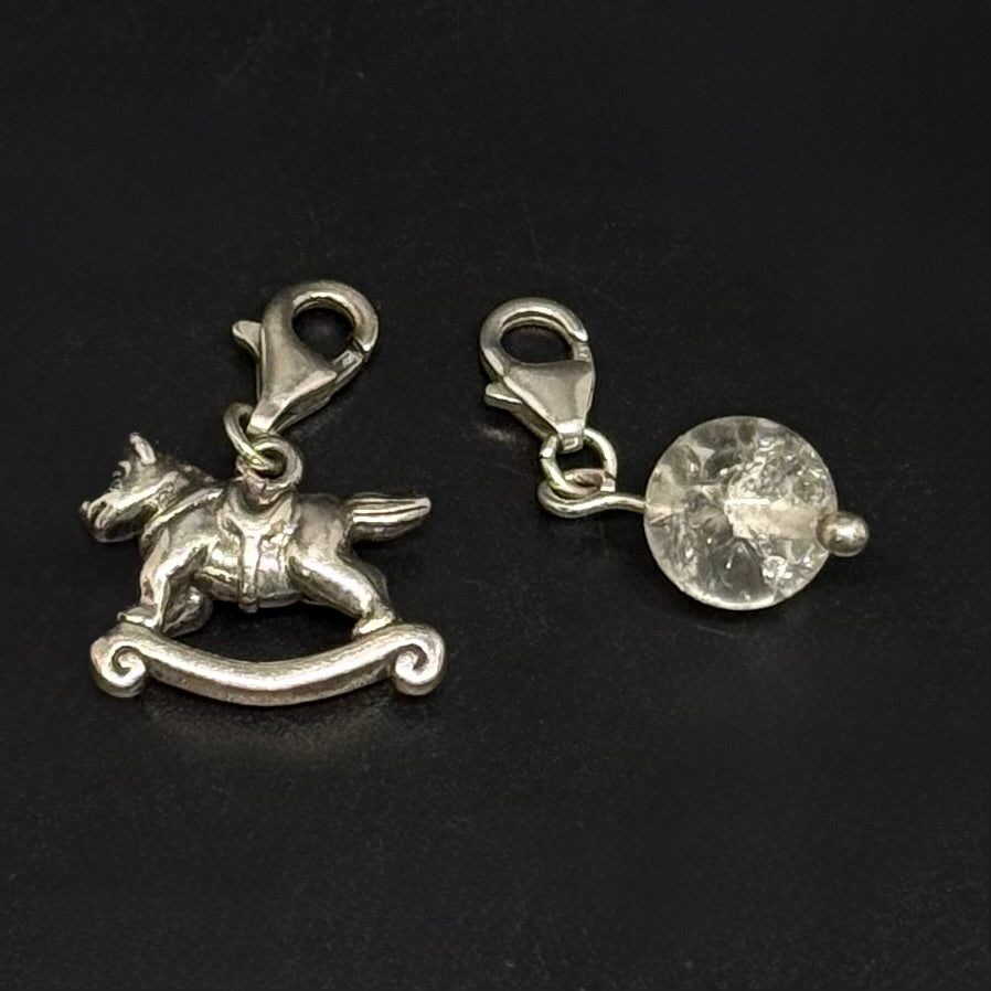 2 vintage charms i 925 sølv – gyngehest og glassten