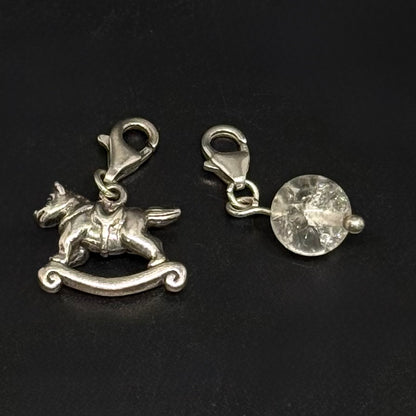 2 vintage charms i 925 sølv – gyngehest og glassten
