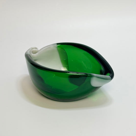 Vintage grøn/hvid skål i mundblæst kunstglas – mid-century skål