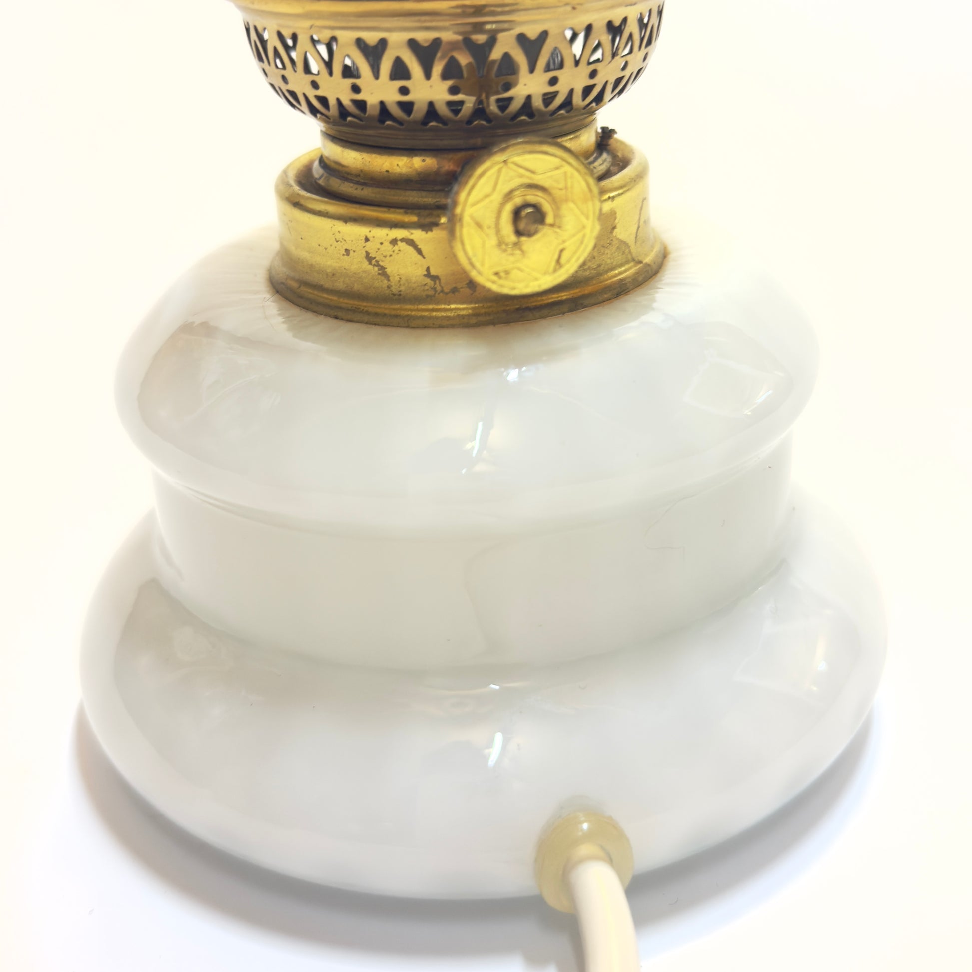 Holmegaard “Dagmar Mini” fadlampe – hvid opalglas, messing