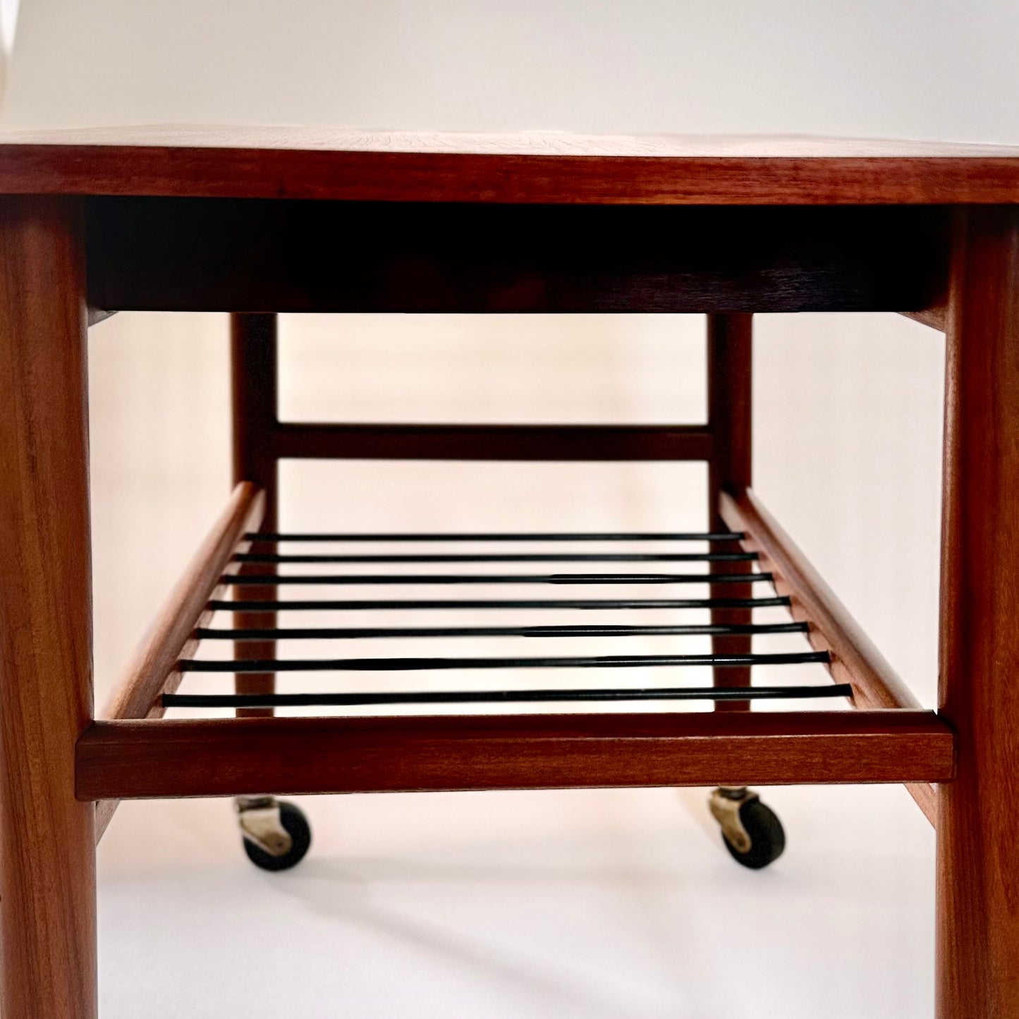 Teak rullebord / sidebord med messingdetaljer – dansk design stil