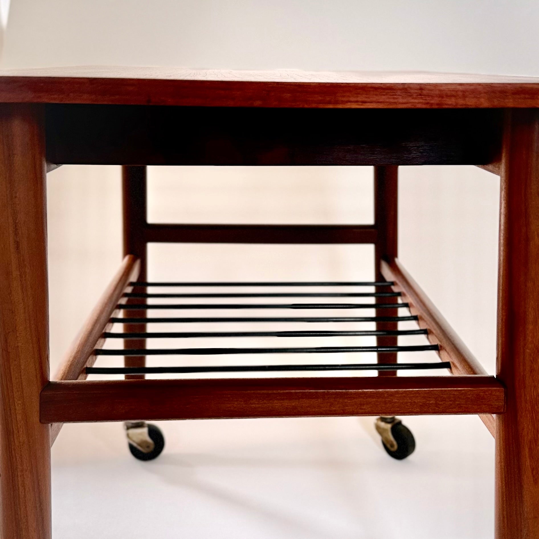 Teak rullebord / sidebord med messingdetaljer – dansk design stil
